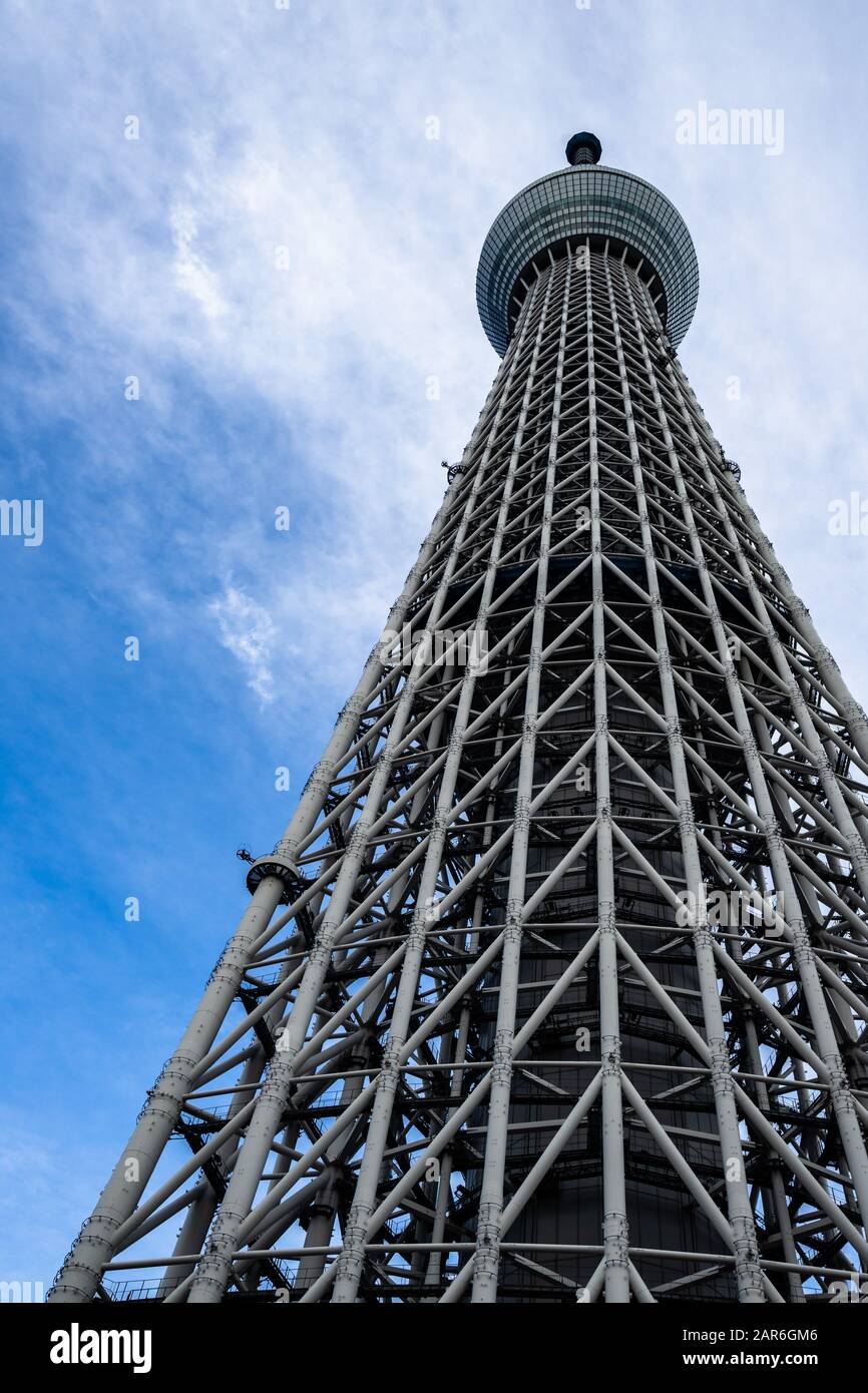 Dettaglio del design architettonico futuristico dello Skytree di Tokyo, la torre più alta del mondo (634,0 m - 2.080 piedi), Giappone Foto Stock