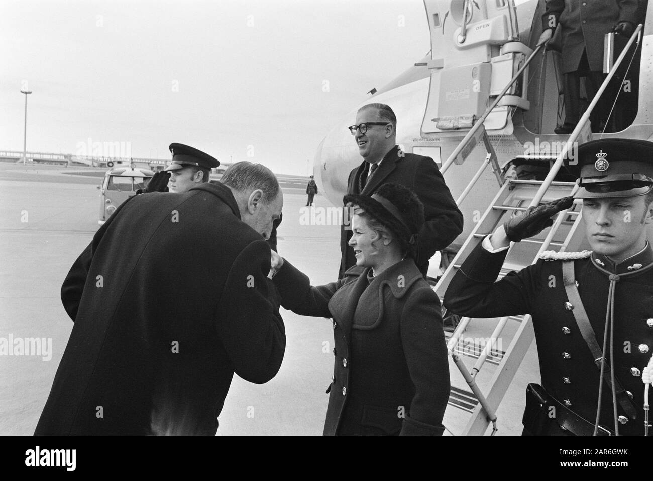 Il Ministro Abba Eban degli Affari Esteri d'Israele arriva a Schiphol per una visita ufficiale. Left Eban, Right Luns Data: 15 febbraio 1970 Parole Chiave: Visite, ministri Nome personale: EBAN, Abba, Luns, J.A.M.H., Luns, Joseph Foto Stock