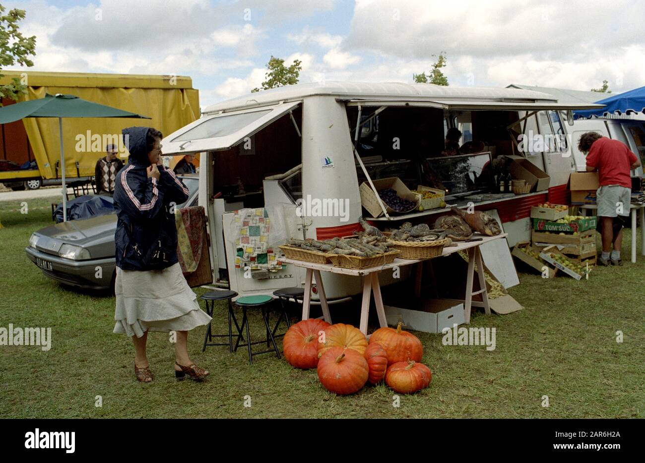 VIDE GRENIER DANS LA CAMPAGNE EN CHARENTE - VENDITA DI SCARPE IN CAMPAGNA CHARENTE - FRANCIA STAGIONE ESTIVA - TRADIZIONE FRANCESE - FILM D'ARGENTO © FRÉDÉRIC BEAUMONT Foto Stock VIDE GRENIER DANS LA CAMPAGNE EN CHARENTE - VENDITA DI SCARPE IN CAMPAGNA CHARENTE - FRANCIA STAGIONE ESTIVA - TRADIZIONE FRANCESE - FILM D'ARGENTO © FRÉDÉRIC BEAUMONT Foto Stock