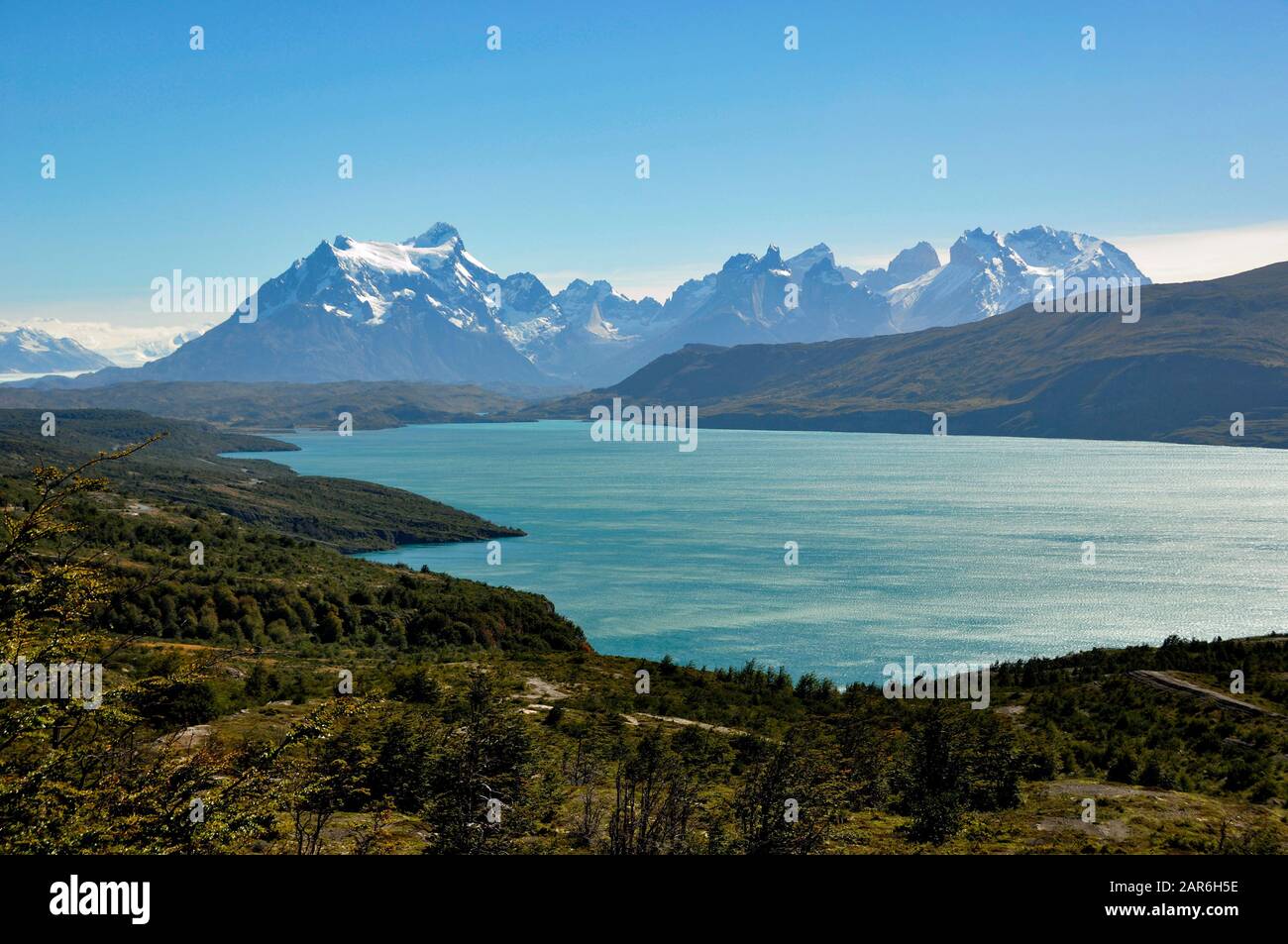 Montagne e lago al parco nazionale Torres del Paine, Lago El Toro, patagonia, Cile. Foto Stock