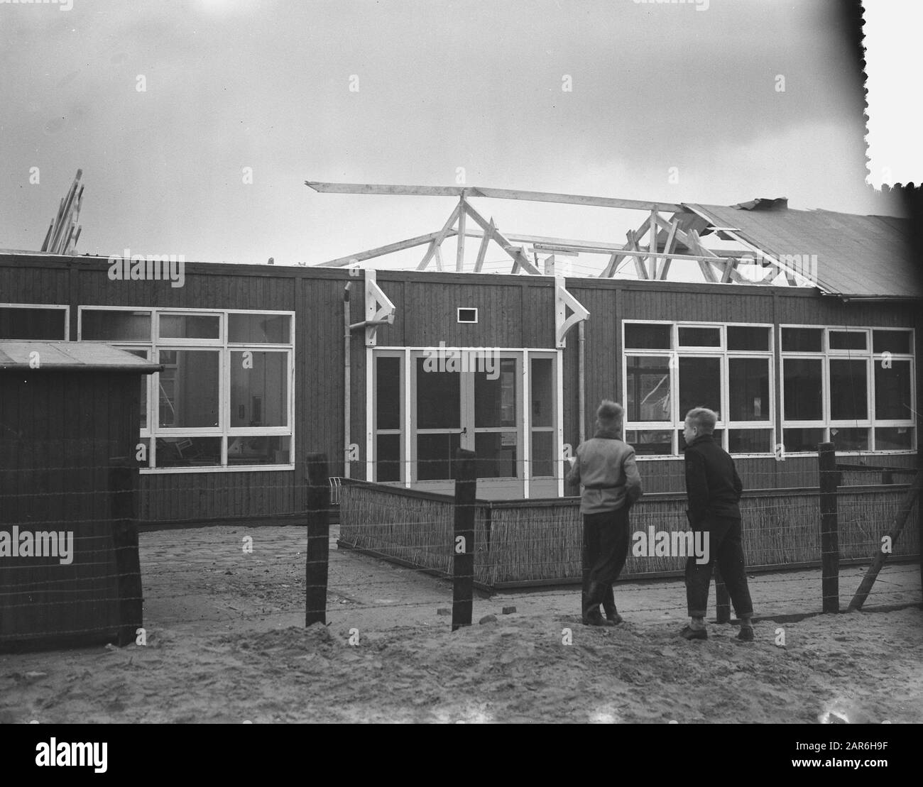 Stormschade Amsterdam, tetto di scuola di stoccaggio West Data: 23 Dicembre 1954 luogo: Amsterdam, Noord-Holland Parole Chiave: STORMSCHAGE, tetti Foto Stock