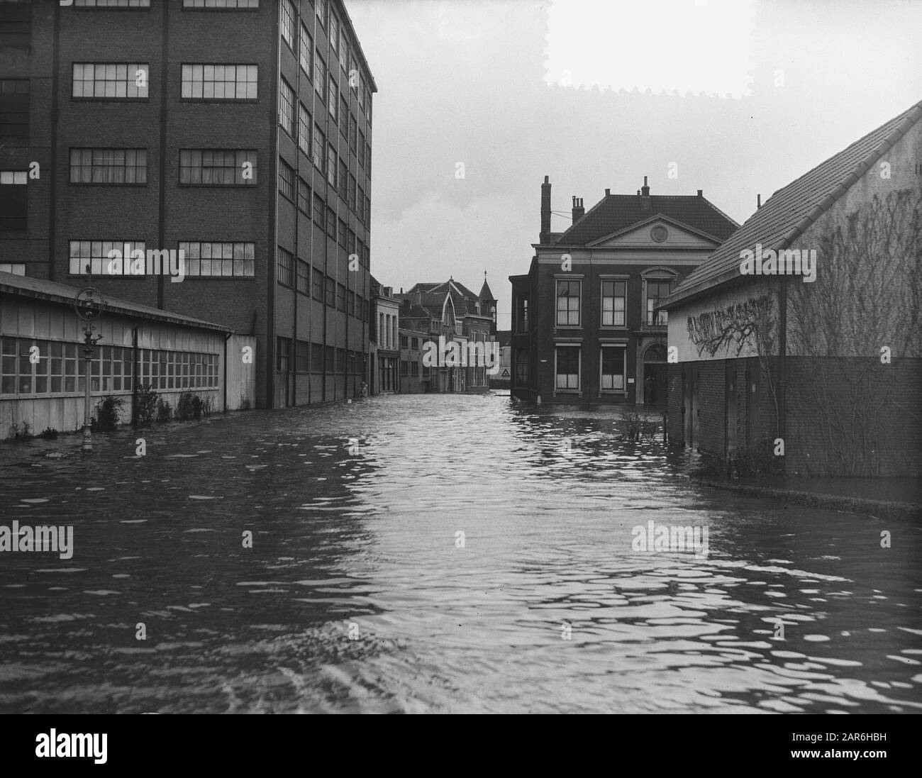 Alta acqua in Dordrecht, strade subacquee. 'T Hoogt/Twintighuizen, left the Victoria or EMF Factory Data: 23 dicembre 1954 luogo: Dordrecht Parole Chiave: Inondazioni, città Foto Stock