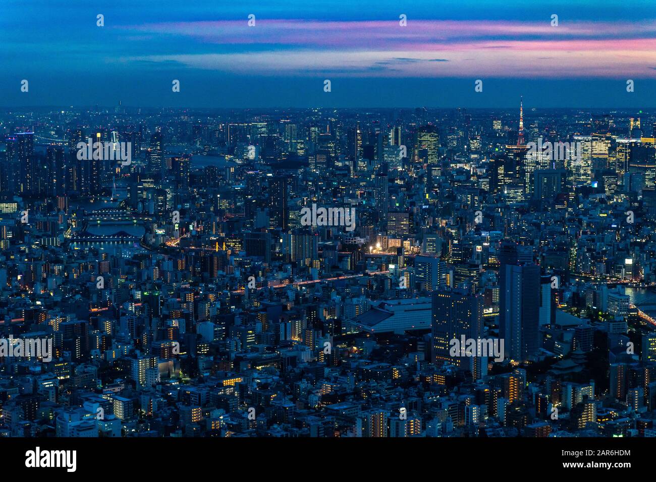 Vista panoramica di Tokyo al tramonto dallo Skytree, la torre più alta del mondo, Giappone Foto Stock
