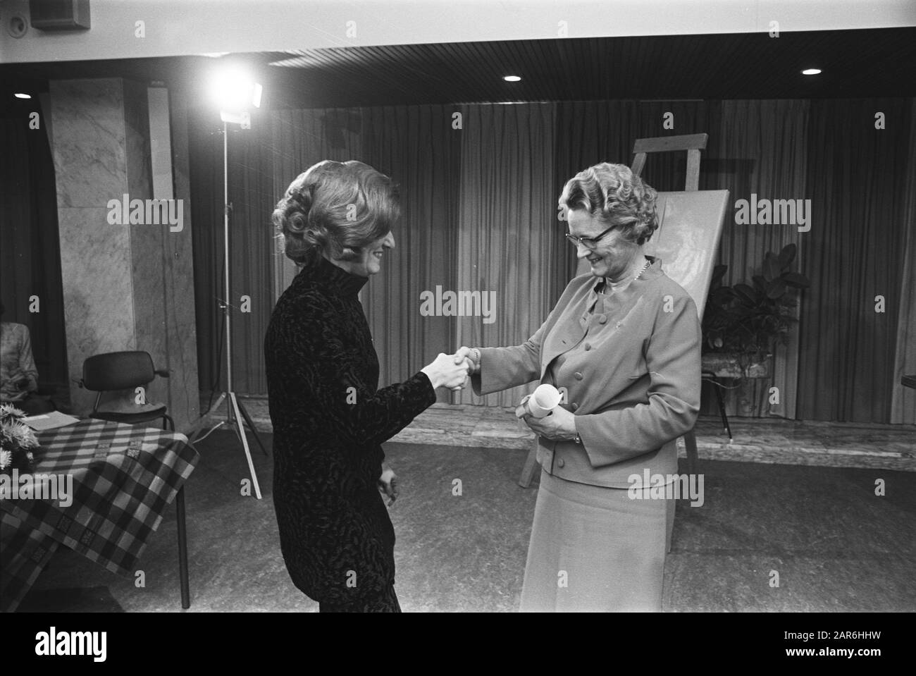 Il Ministro Klompé premia il Premio di Stato per i Bambini e la Letteratura Giovanile a Miep Diekmann (a sinistra) presso il Ministero del CRM a Rijswijk Data: 5 Novembre 1970 Località: Rijswijk, Zuid-Holland Parole Chiave: Letteratura, ministri, premi, scrittori Nome personale: Diekmann, Miep, Klompé, Marga Foto Stock