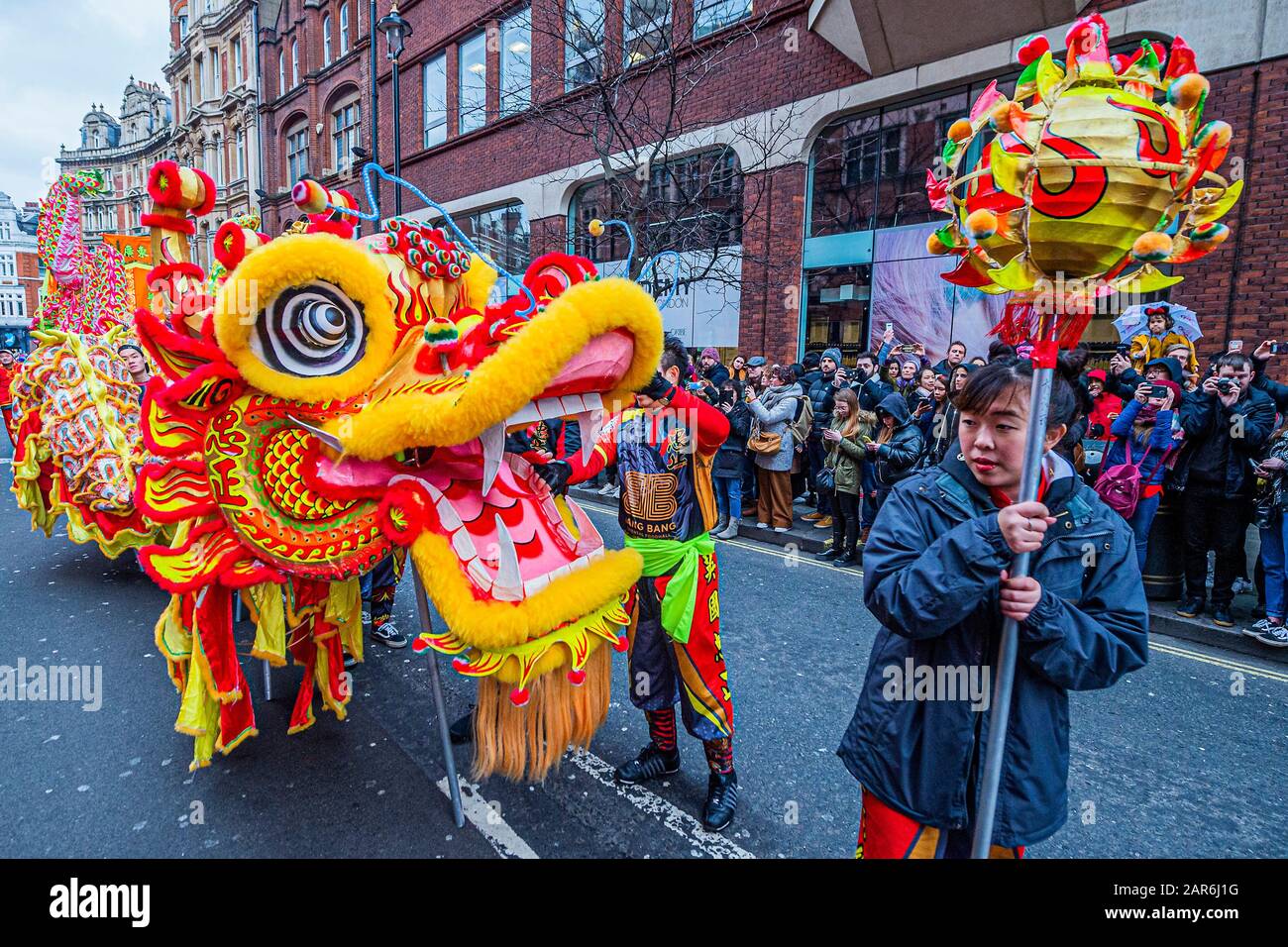 Londra, Regno Unito. 26th Gen 2020. Dragon ballerini - le celebrazioni del Capodanno cinese per l'anno del Rat a Londra organizzato dal LCCA. Credito: Guy Bell/Alamy Live News Foto Stock