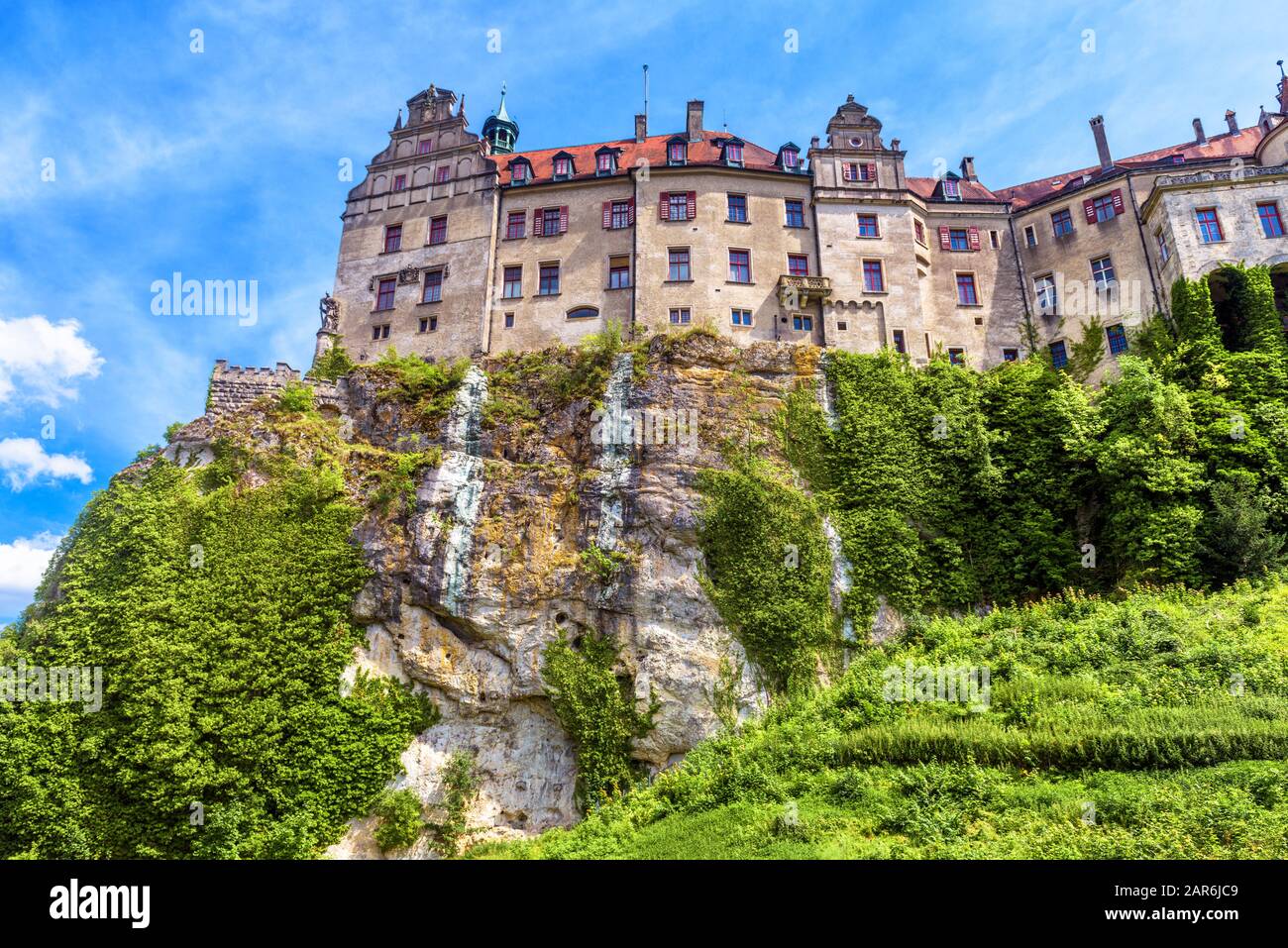 Sigmaringen Castello su una scogliera, Germania. Questo antico castello è un punto di riferimento di Baden-Wurttemberg. Scenario del famoso castello tedesco in estate. Incredibile Foto Stock