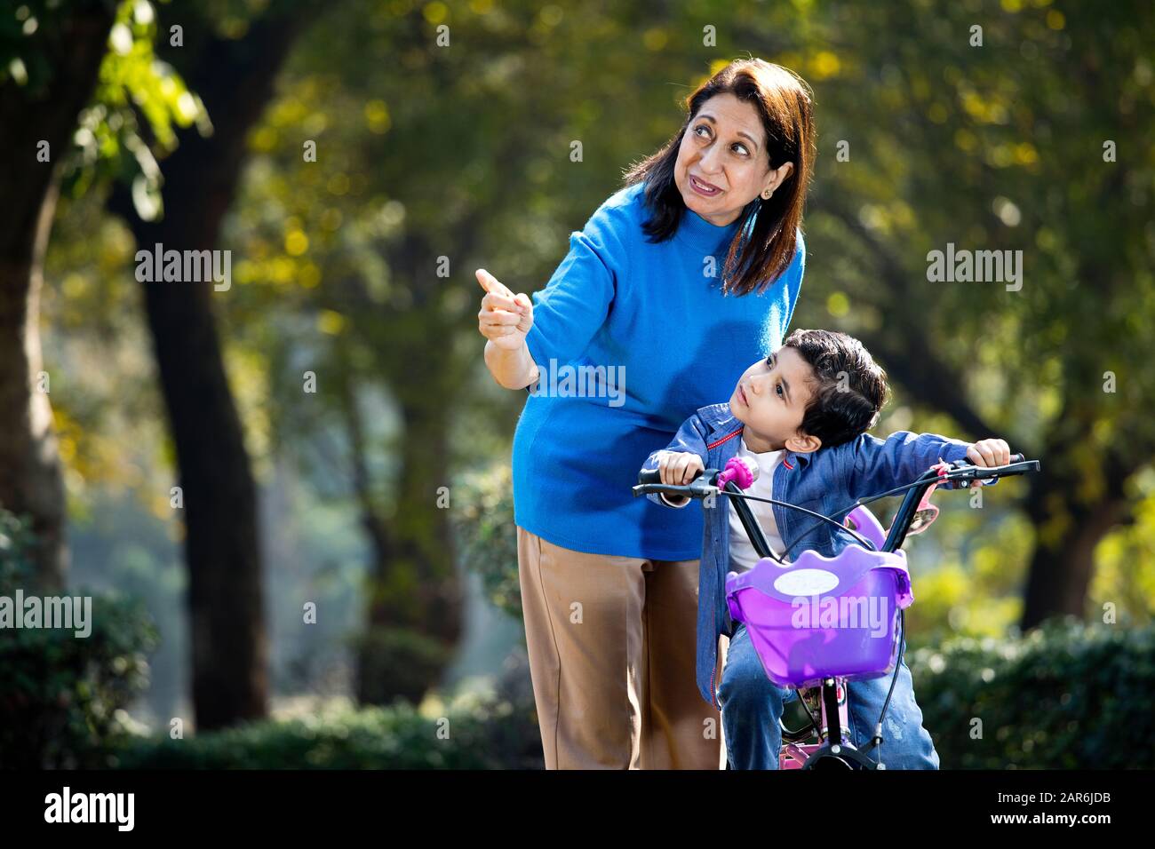 Nonna con nipote imparare a guidare la bicicletta Foto Stock