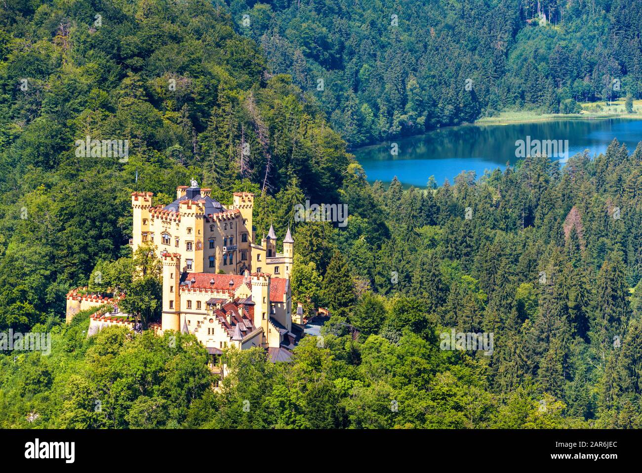 Castello Di Hohenschwangau Nei Pressi Di Fussen, Baviera, Germania. Questo bellissimo castello è un punto di riferimento delle Alpi tedesche. Veduta panoramica aerea del castello e Schwansee la Foto Stock