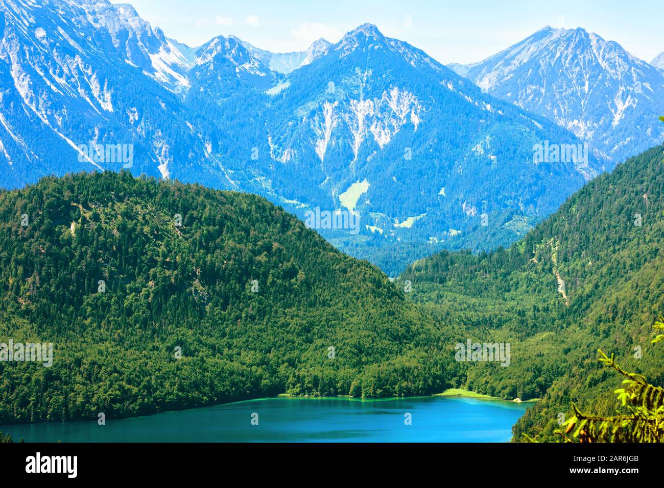 Paesaggio di monti alpini, Germania. Bellissimo scenario di Alpi con cime innevate in estate. Paesaggio montano con un bel lago nella foresta. Vista panoramica di Foto Stock