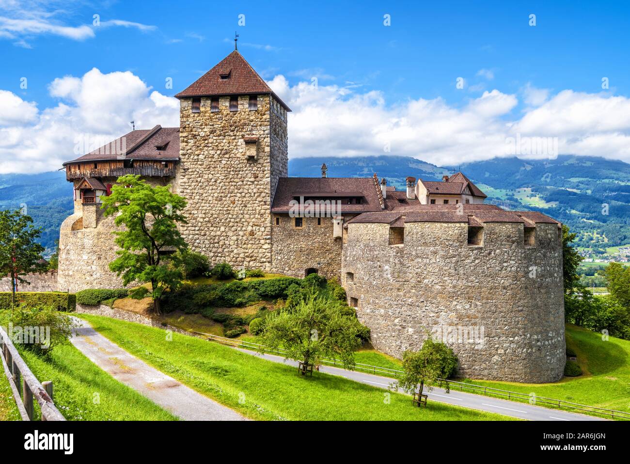 Castello di Vaduz in Liechtenstein. Questo castello reale è un punto di riferimento del Liechtenstein e della Svizzera. Vista panoramica del castello medievale in Alpi montagne in s. Foto Stock