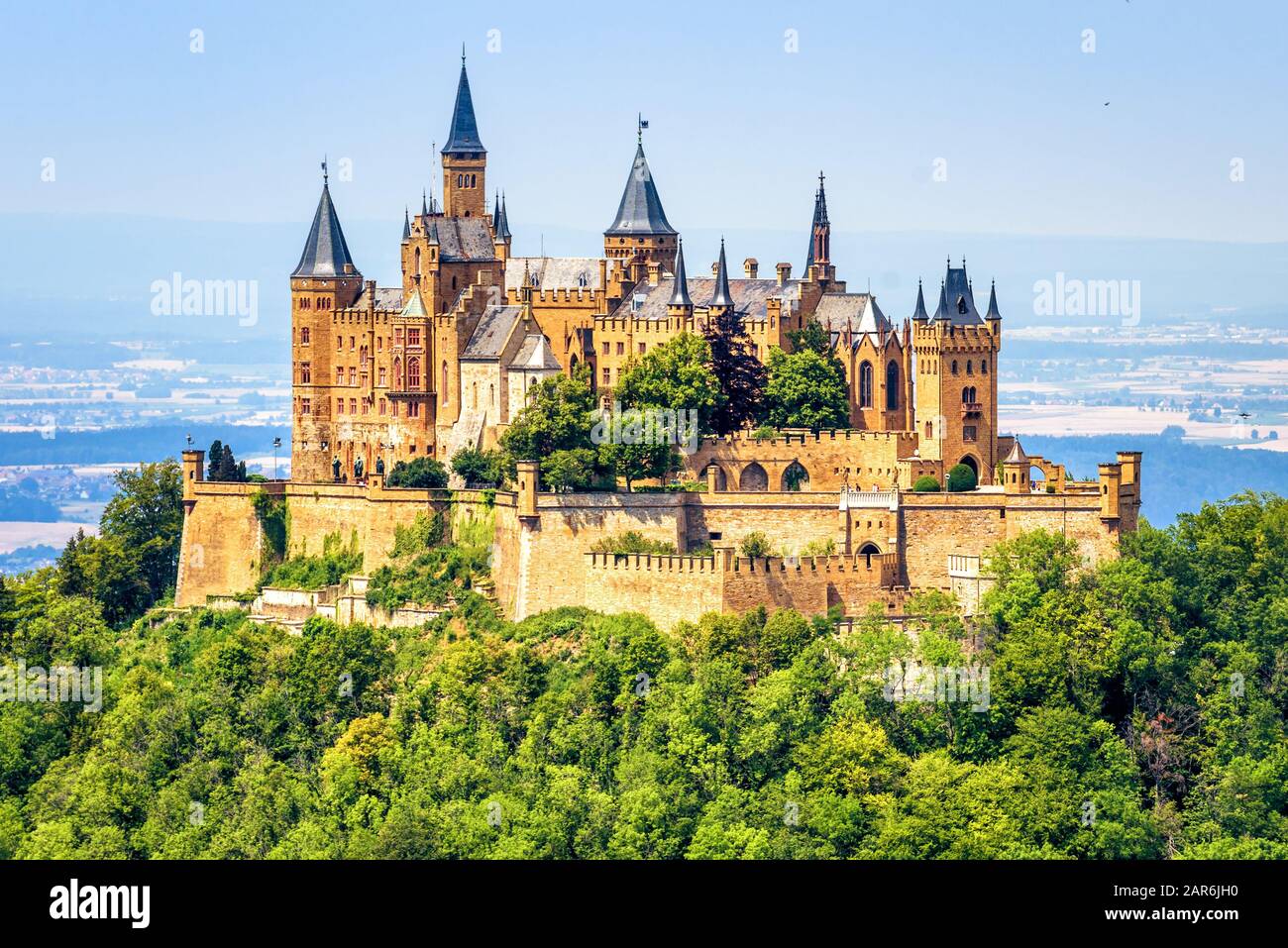 Castello Hohenzollern primo piano, Germania. Questo castello da favola è famoso punto di riferimento vicino a Stoccarda. Vista panoramica sul monte Burg Hohenzollern nella foresta. Scen Foto Stock