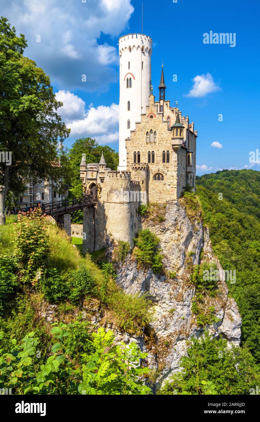 Castello di Lichtenstein in estate, Baden-Wurttemberg, Germania. Questo castello magico è un punto di riferimento della Germania. Vista panoramica del castello Lichtenstein da favola Foto Stock