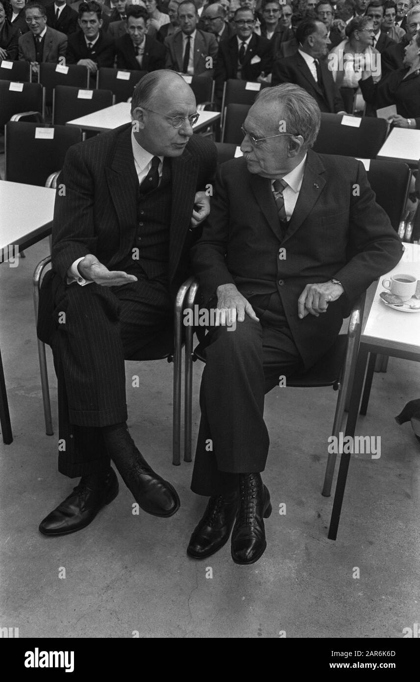 Celebrazione del quarantesimo anniversario dell'emittente VARA nella Julianahal, Ministro Vondeling e Dr. Drees di Utrecht Data: 30 ottobre 1965 luogo: Utrecht, Utrecht Parole Chiave: Anniversari, ministri, politici, radio, televisione Nome personale: Drees, Willem, Vondeling, Anne Institution nome: Julianahal Foto Stock