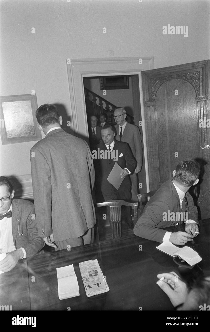 Reazioni olandesi all'invasione della Cecoslovacchia il primo Ministro De Jong entra Data: 21 agosto 1968 Località: L'Aia, Olanda del Sud Parole Chiave: Ritratti di gruppo, conferenze stampa, premiers Nome personale: Young, Piet Foto Stock