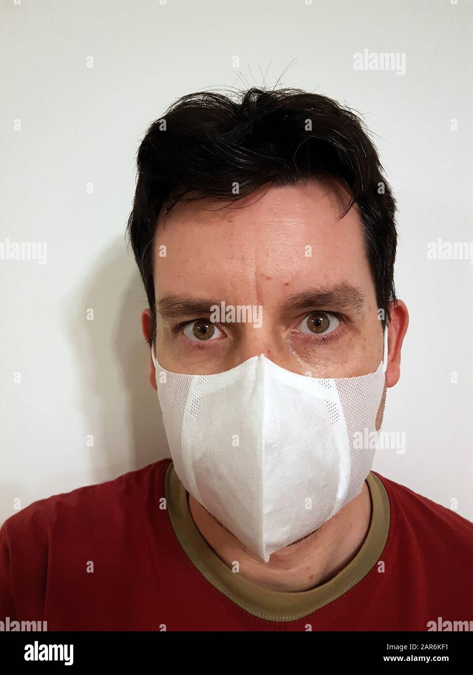 Autoprotezione contro i virus. Uomini con maschera di medicina. Infezione da virus. Foto Stock