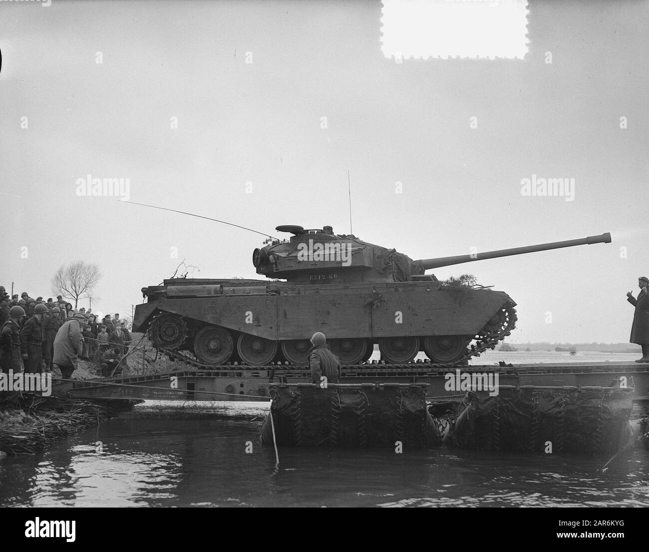 Esercizio Otter trasporto carri armati in barca e traversata barche attacco Data: 16 marzo 1955 Parole Chiave: Estratti, CARRI ARMATI, TRASPORTO Foto Stock