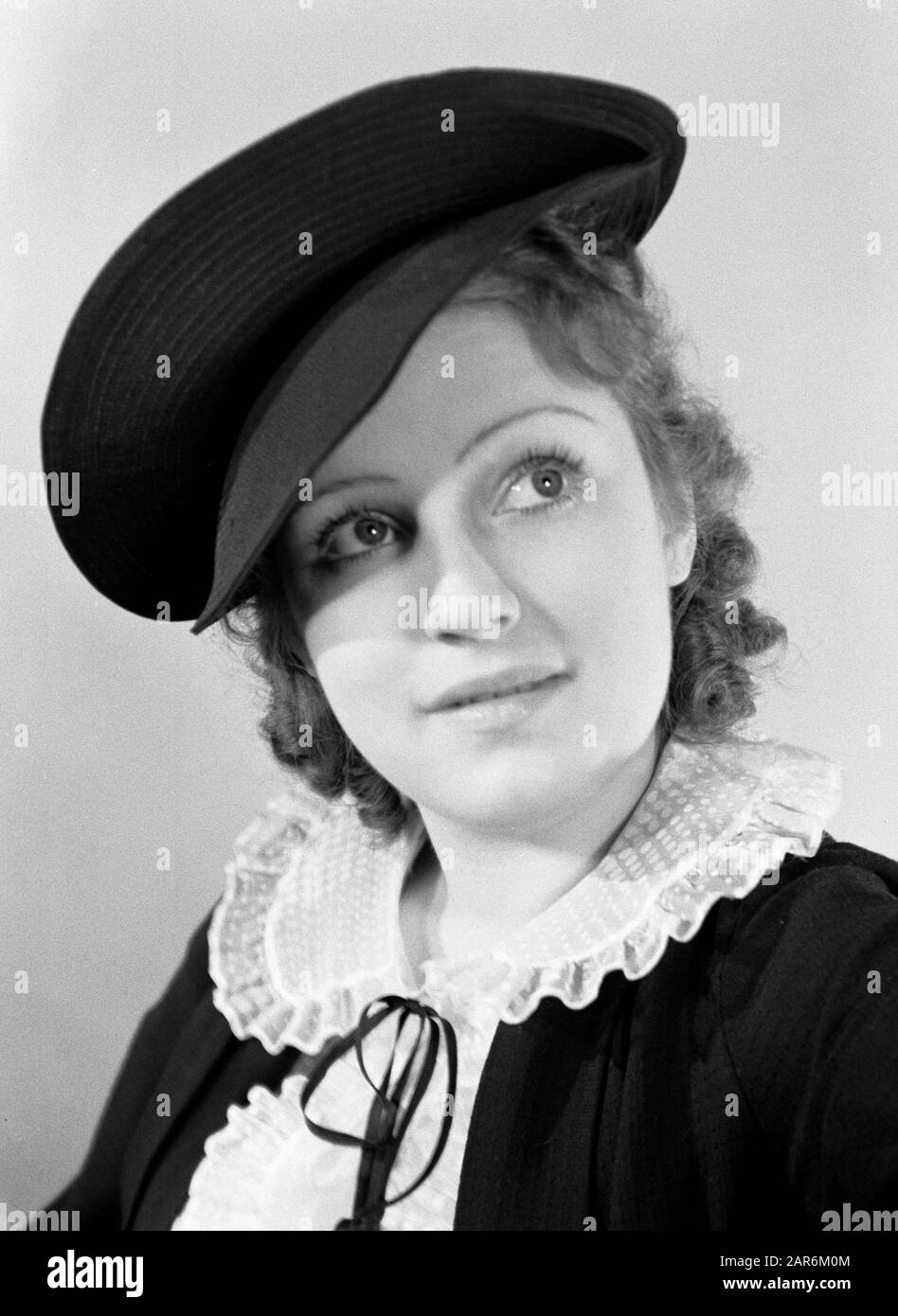 Fotografia di moda Miss Francia con cappelli invernali di Helene Sorbier, Luglio 1936 - cappello brima blu scuro Data: 1 Luglio 1936 Località: Francia, Parigi Parole Chiave: Modelli fotografici, bretella Nome istituzione: Miss Francia Foto Stock