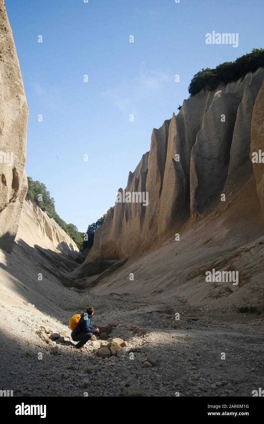 Kutkh di barche, monumento naturale creata da stranamente esposta di pietra pomice.Kurile Lago, penisola di Kamchatka, Russia. Foto Stock