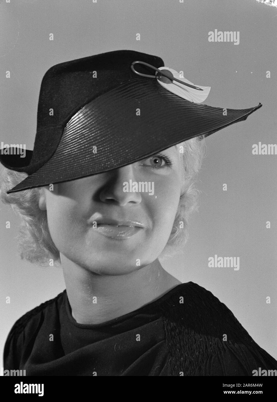Advertising Photography Model De Decker With Hat Data: 1936 Località: Francia, Parigi Parole Chiave: Headgear Institution Name: Miss Paris Foto Stock