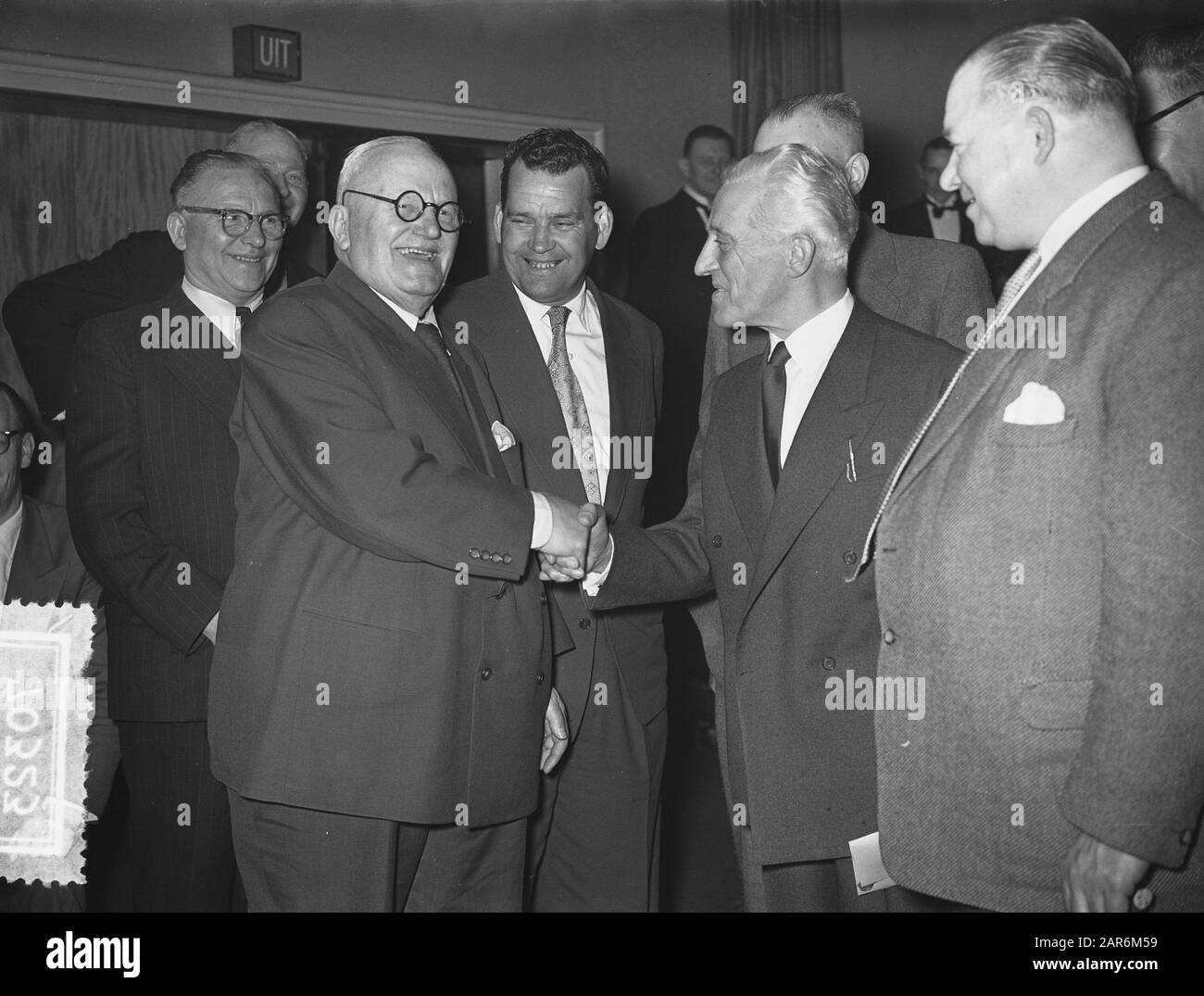 Olandese più vecchio radio sport reporter George Hogenkamp celebra il suo 80th compleanno. Reception presso il padiglione Minerva di Amsterdam. Vlnr. George Hoogenkamp, Kees Pellenaars, Cor Blekemolen (Presidente Del Comitato D'Udienza) E Jan Pijnenburg Data: 28 Marzo 1955 Luogo: Amsterdam, Noord-Holland Parole Chiave: Giornalisti, Radio Reporter, Ricevimenti Nome Personale: Blekemolen, Cor, Hogenkamp, George, Pellenaars, Kees, Pijnenburg, Jan Foto Stock