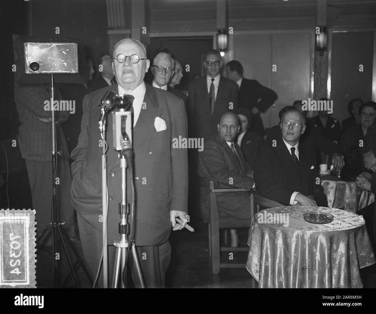 Olandese più vecchio radio sport reporter George Hogenkamp celebra il suo 80th compleanno. Reception presso il padiglione Minerva di Amsterdam. Discorso entro l'anno Data: 28 Marzo 1955 Località: Amsterdam, Noord-Holland Parole Chiave: Giornalisti, radio reporter, ricevimenti Nome personale: Hogenkamp, George Foto Stock