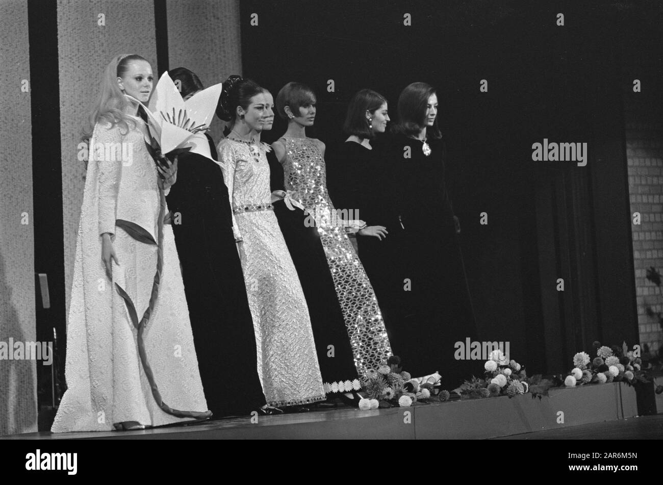 Grand Gala du Disque nel Concertgebouw Amsterdam Moda del couturier francese Yves Staint-Laurent Data: 2 ottobre 1966 Località: Amsterdam, Noord-Holland Parole Chiave: Abiti da sera, sfilate di moda Foto Stock