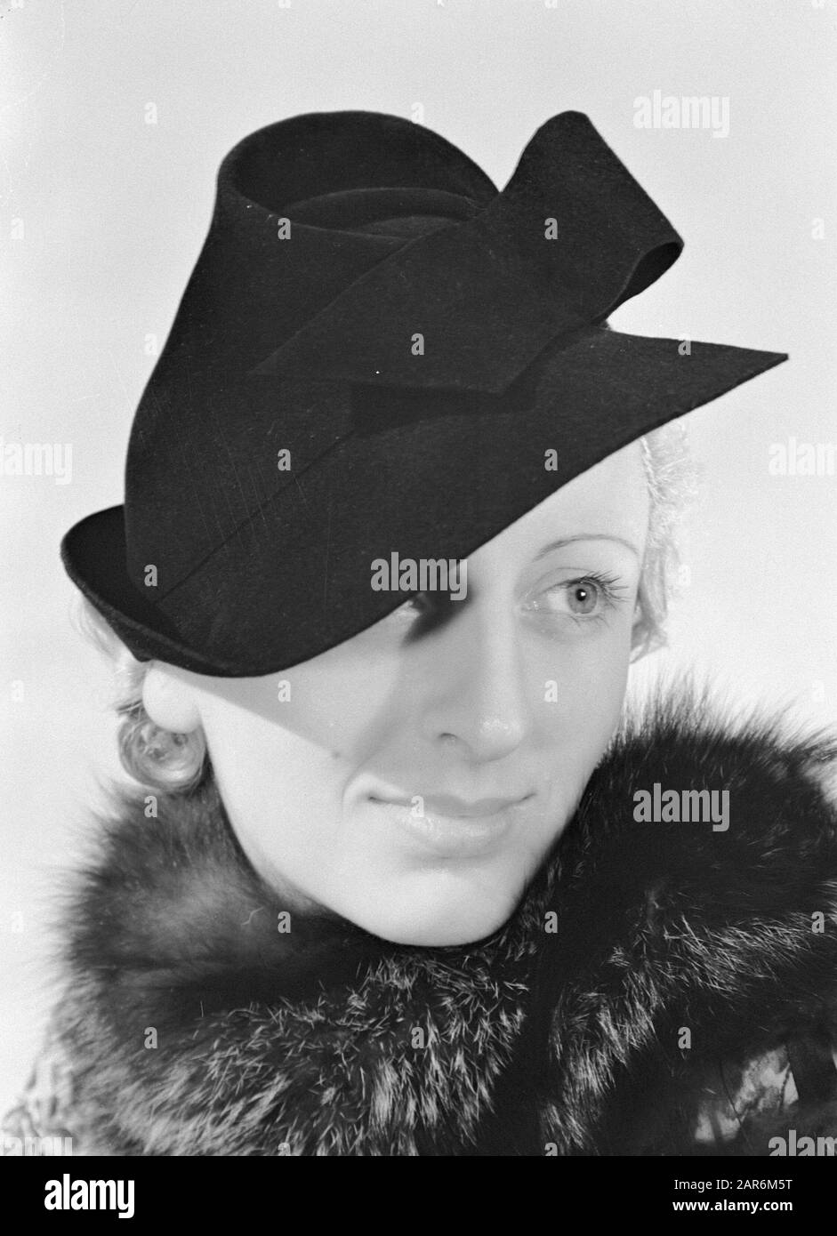 Advertising Photography Model De Decker With Hat Data: 1936 Località: Francia, Parigi Parole Chiave: Headgear Institution Name: Miss Paris Foto Stock