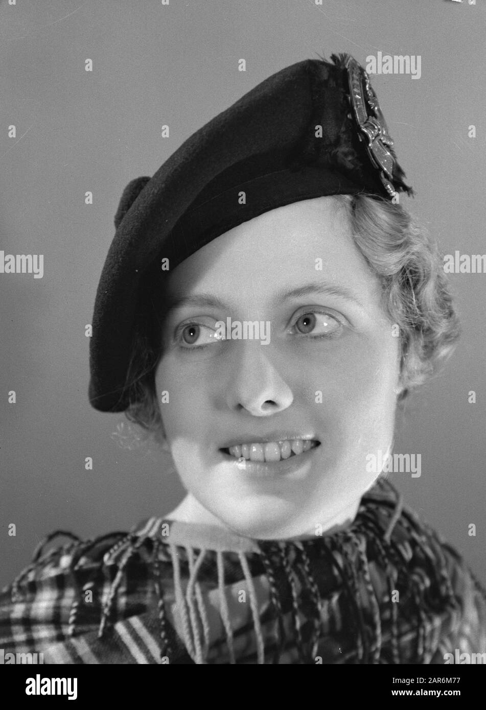 Advertising Photography Model Epton with a Scottish beret and a Scottish Chequered Scarf Date: July 1936 Location: France, Paris Keywords: Headgear Foto Stock