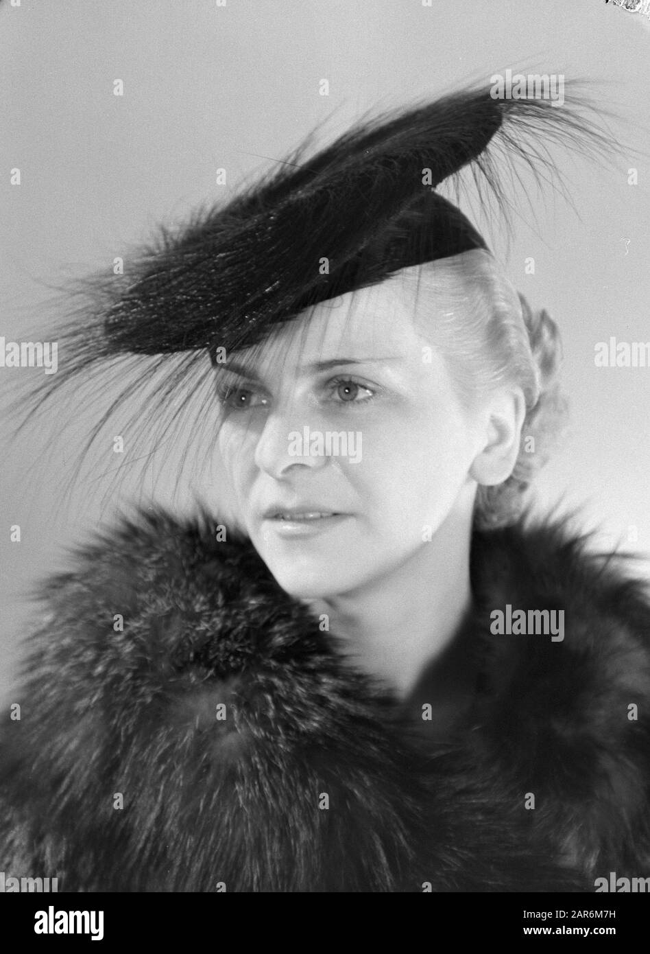 Advertising Photography Model Hélène Sorbier Met Hat Data: 1936 Ubicazione: Francia, Parigi Parole Chiave: Headgear Foto Stock