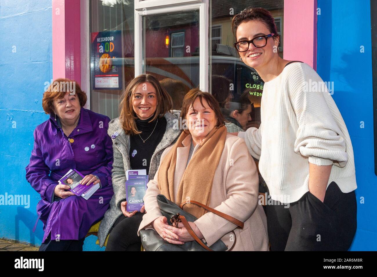 Kinsale, West Cork, Irlanda. 26th Gen 2020. Candidato alle elezioni Clr. Holly Cairns (socialdemocratici) e la sua squadra sono stati fuori fustigazione per i voti a Kinsale oggi. È stata unita dal leader del partito dei socialdemocratici, Catherine Murphy TD. Nella foto sono inoltre raffigurati Liz e Carol o'Brien, proprietari del 'OHK Café', Kinsale. Credito: Andy Gibson/Alamy Live News Foto Stock