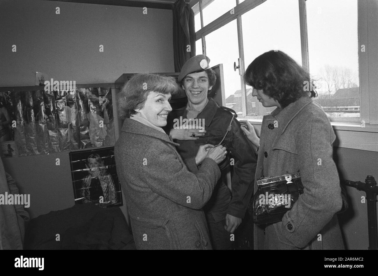 Festa dei genitori per i soldati delle Nazioni Unite a Zuidlaren Madre e fidanzata in uno dei soldati Data: 26 febbraio 1979 luogo: Drenthe, Zuidlaren Parole Chiave: Madri, genitori, soldati, fidanzate Foto Stock