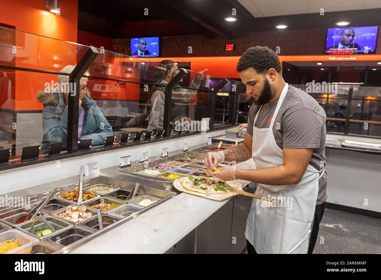 Detroit, Michigan - un lavoratore fa una pizza al Flamz Pizzeria nel quartiere Morningside della città. Il ristorante offre pizze wi su ordinazione Foto Stock