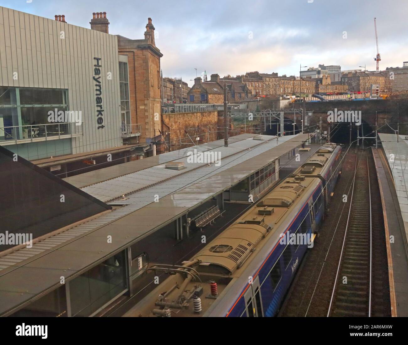 Stazione ferroviaria di Haymarket, Edimburgo, con trenino elettrico Scotrail alla piattaforma 3, Scozia, EH12 5EY - Margadh an Fheòir Foto Stock