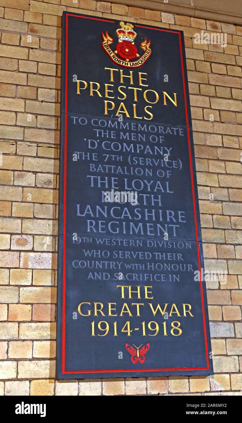 Memorial per commemorare il Preston Pals, D-Company Royal North Lancashire Reggimento, Grande Guerra, 1914-1918 targa alla stazione ferroviaria di Preston, PR1 5AB Foto Stock