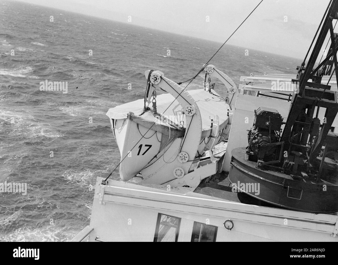 Viaggio in mare con MS Johan van Oldenbarnevelt in Norvegia MS Johan van Oldenbarnevelt: Scialuppa di salvataggio 17 Data: 1933 Località: Norvegia Parole Chiave: Salvataggio imbarcazioni, scialuppa di salvataggio, navi, barche, turismo Nome personale: Oldenbarnevelt, Johan van Foto Stock