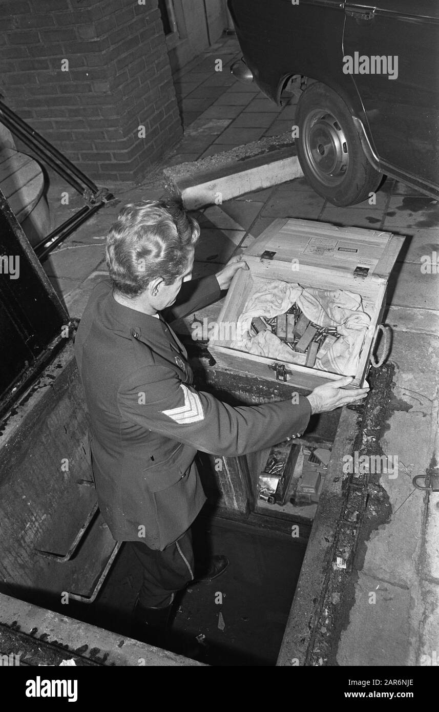 Munizioni trovate sotto il pavimento della cucina in trama a Springenweg a Apeldoorn Data: 7 novembre 1967 Ubicazione: Apeldoorn, Gelderland Parole Chiave: MUNITA, Lotti Foto Stock