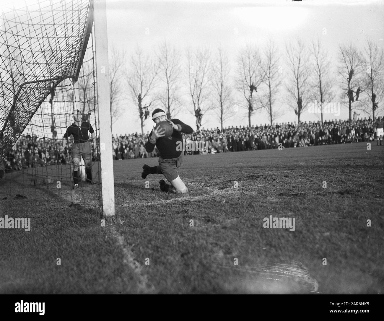 VSV contro Haarlem 0-3.Goalkeeper Piet Kluit van Haarlem cattura una palla clampproof Data: 22 novembre 1947 Località: Velsen Parole Chiave: Portiere, calcio Nome personale: Kluit, Piet Foto Stock