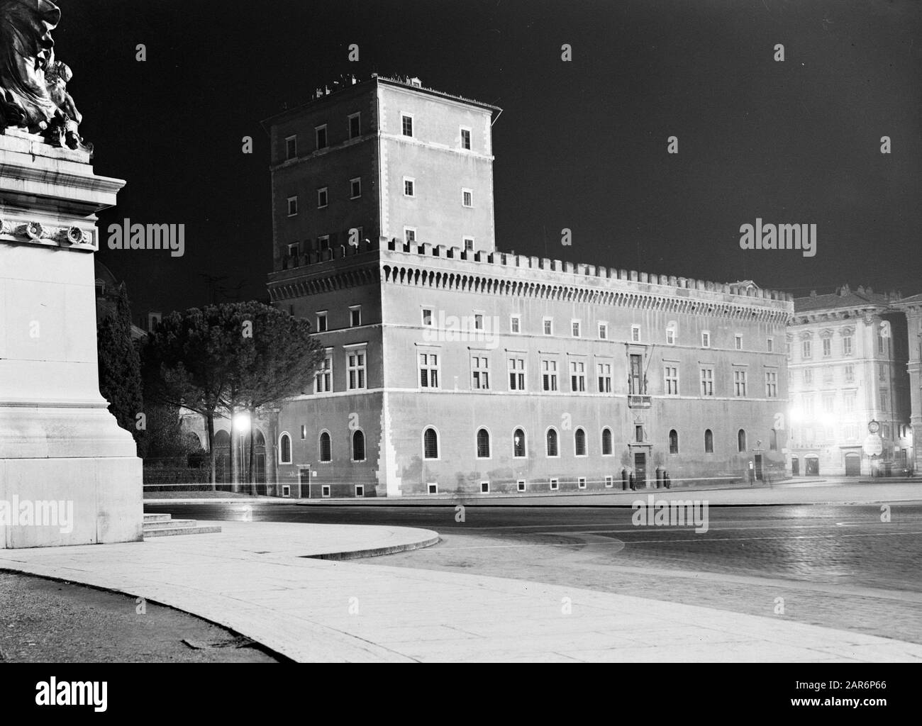 Roma: Visita alla città colpo notturno del Palazzo Venezia in Piazza Venezia con a sinistra un dettaglio del monumento di Vittorio Emanuele II Data: 1 dicembre 1937 posizione: Italia, Roma Parole Chiave: Edifici, monumenti, notte, palazzi, illuminazione Foto Stock