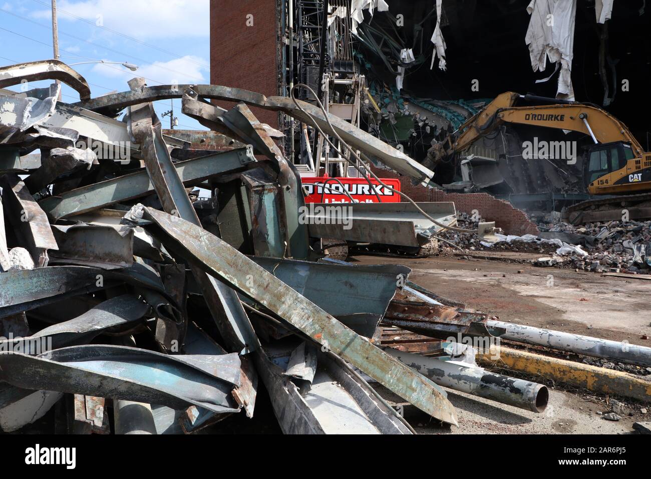 Demolizione di edifici Vecchia arena sportiva Cincinnati Ohio USA Metal Recycle Foto Stock