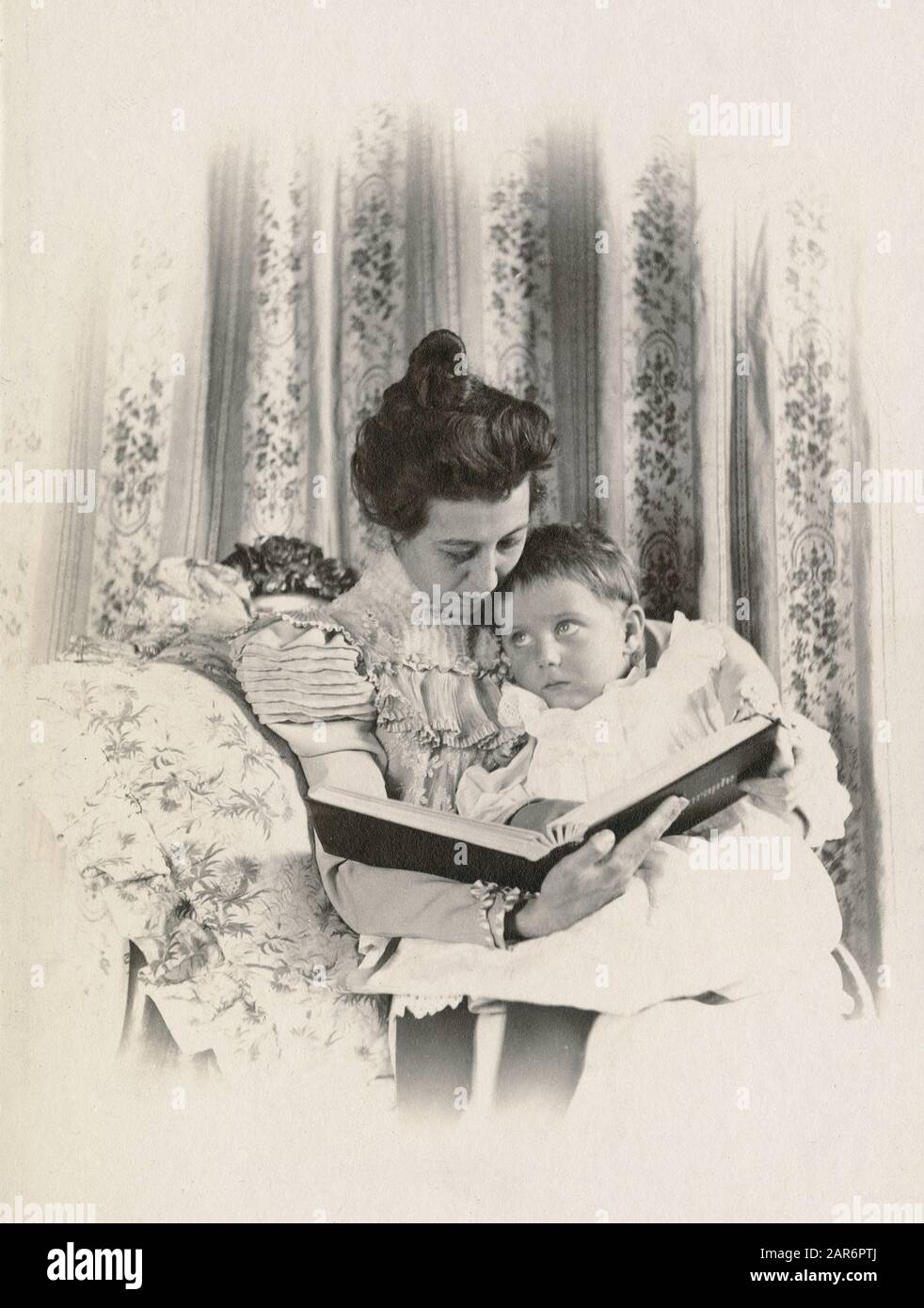 Antique 1898 fotografia, New York donna e bambino guardando album di foto. Location: Italy. FONTE: FOTOGRAFIA ORIGINALE Foto Stock