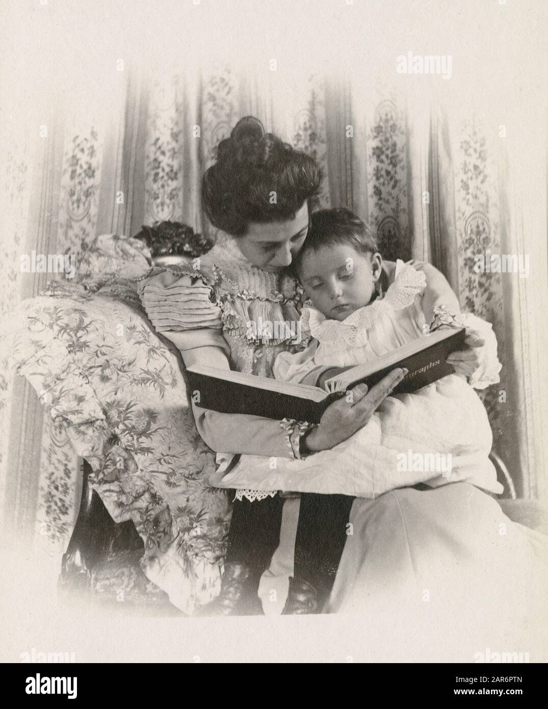 Antique 1898 fotografia, New York donna e bambino guardando album di foto. Location: Italy. FONTE: FOTOGRAFIA ORIGINALE Foto Stock