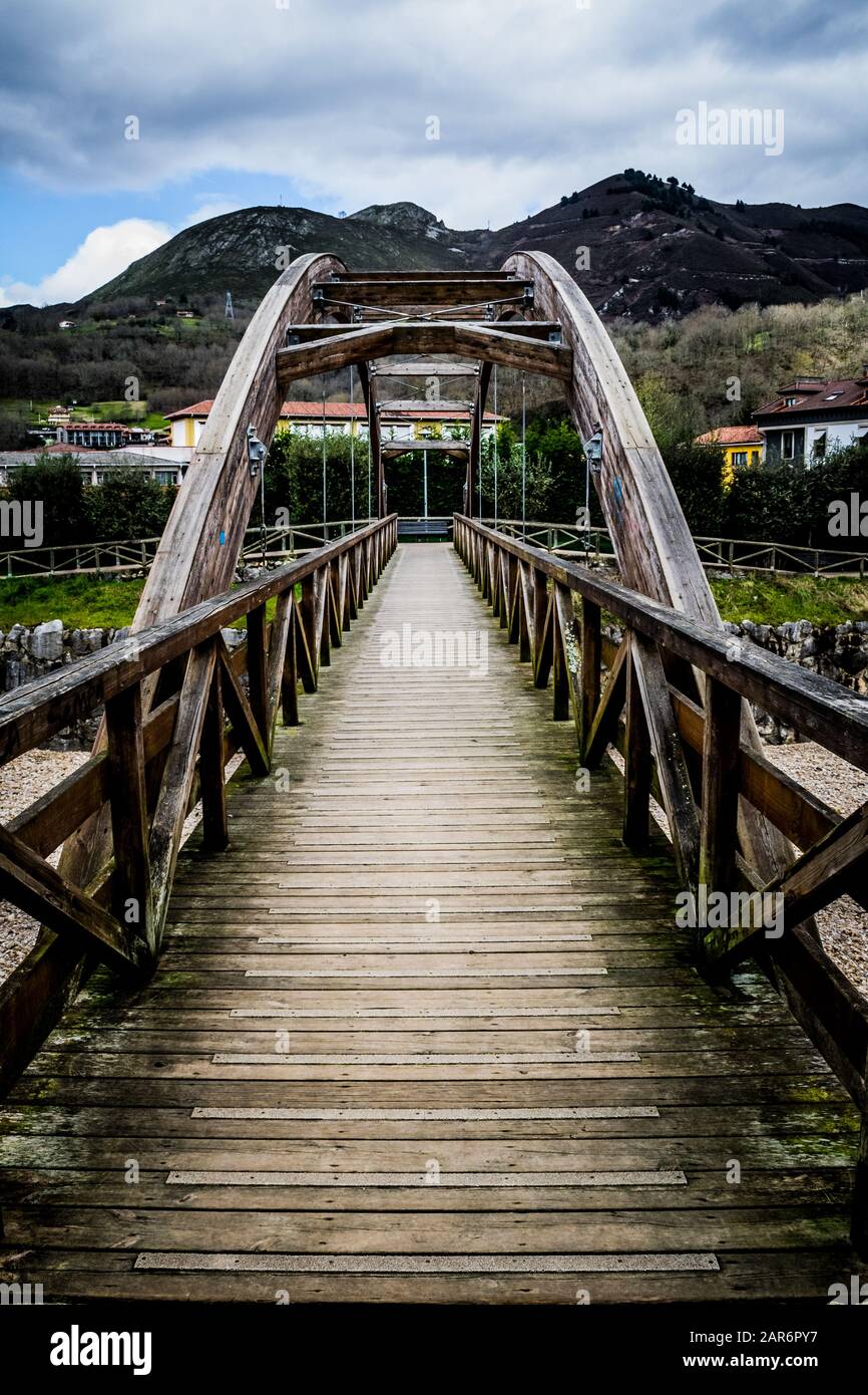 Un ponte di legno vuoto Foto Stock