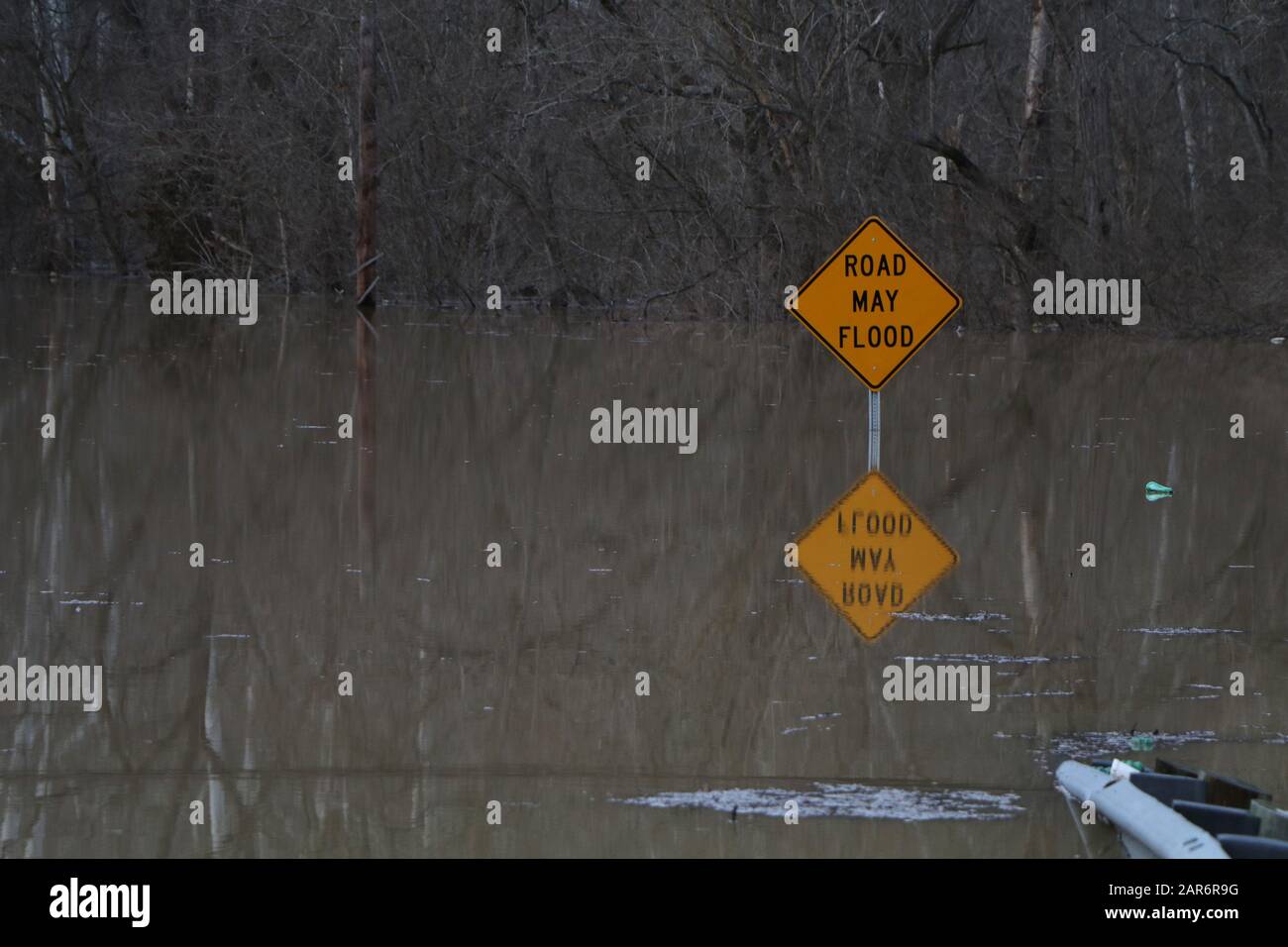 La strada di segnaletica stradale allagata potrebbe allagarsi nell'Ohio River Ohio Foto Stock