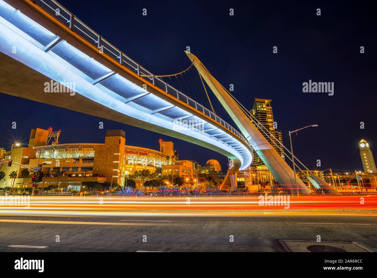 Il ponte pedonale Harbour Drive e il Petco Park sulla sinistra. San Diego, California, Stati Uniti. Foto Stock