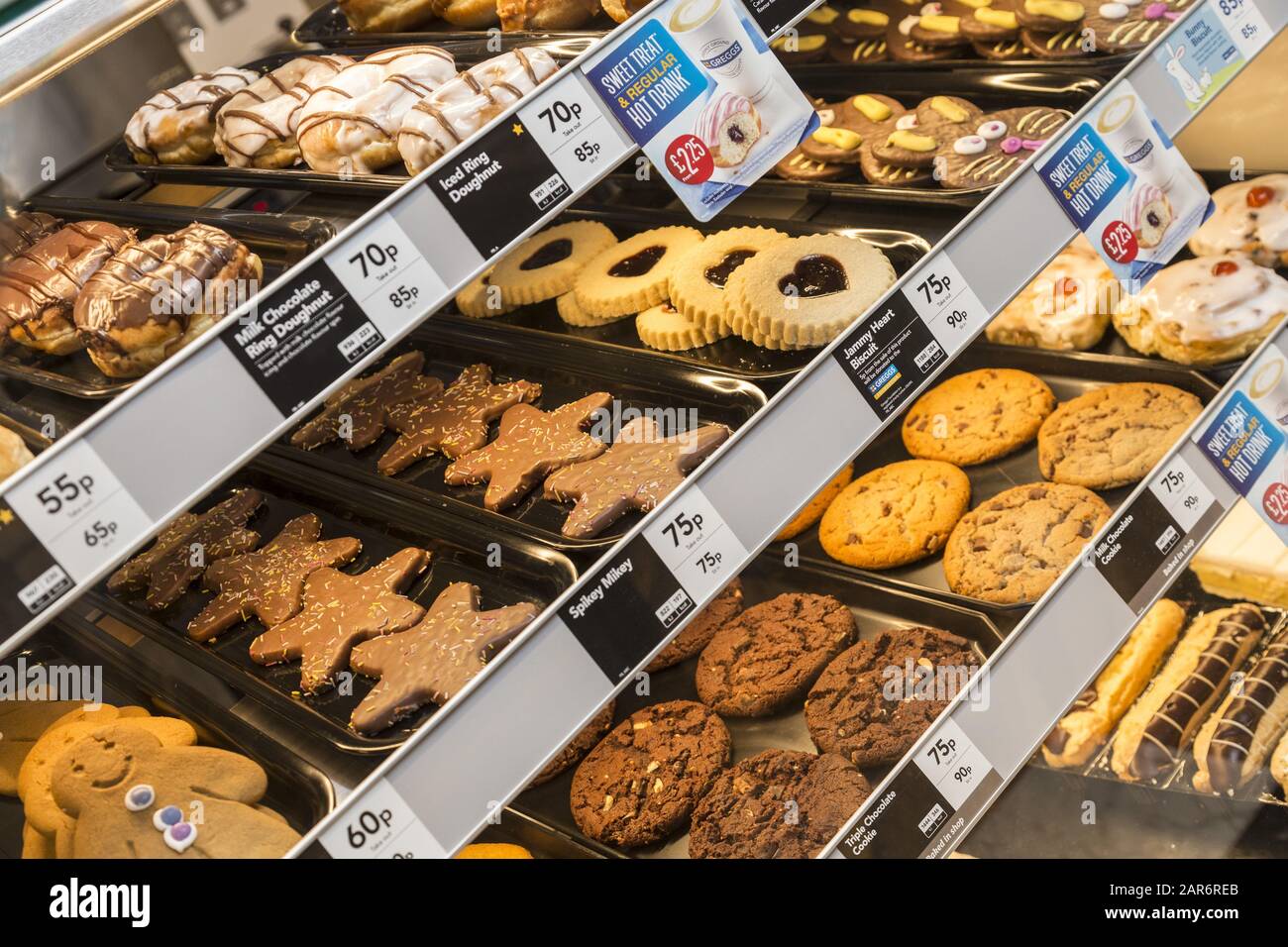 Torte e dolci in vendita in un negozio di Greggs, pranzo, fast food, panettieri. Foto Stock