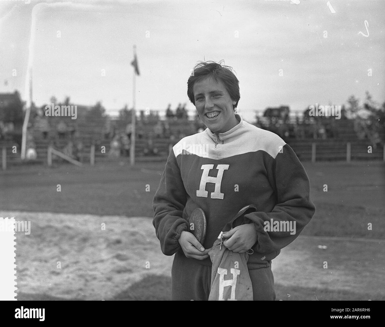 Concorso Internazionale di Atletica Pro Patria Rotterdam, C. Huijgen (Discus throw) Data: 3 luglio 1955 Località: Rotterdam, Sud-Olanda Parole Chiave: Atleti, atletica, ritratti, sport Nome Della Persona : Huijgen, c. Foto Stock