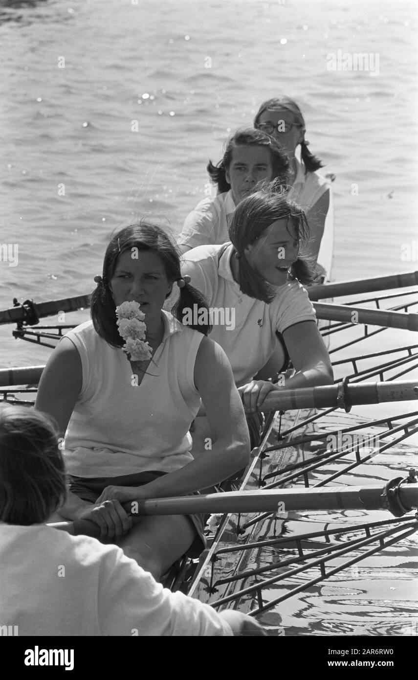 Gare nazionali di aratura a Boscaan Ladies elite doppia quattro vinte dal team di De Vliet, v.o.n.b. Donna di governo Zwolle, Elferink, v. Linde, Hulsbos, Data: 8 Giugno 1969 Località: Overijssel, Zwolle Parole Chiave: Roeien, Concorsi Nome Personale: Linde Foto Stock