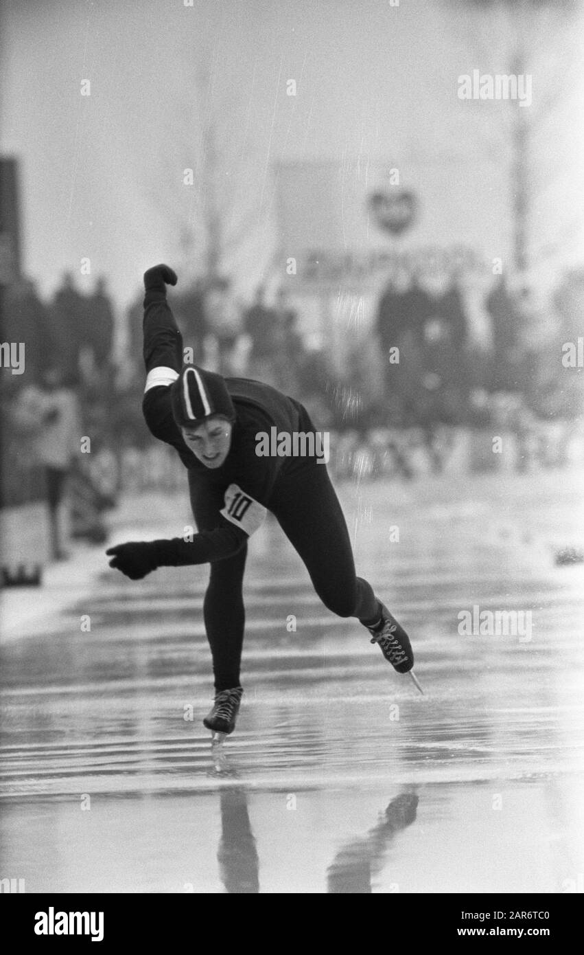 Campionato Ned. Pattinare Signore e signori a Deventer. A. Köln Deelstra in azione 5.6. 7 Marie Willems i.a., 8 Sten Kaiser Data: 10 Gennaio 1970 luogo: Deventer Parole Chiave: CHAMPONIES, SKATES, sport Nome Persona: A. Cologne Deelstra Foto Stock