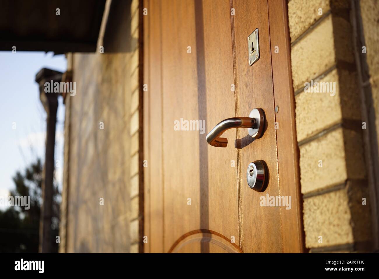 Facciata di una casa con una porta chiusa moderna. Foto Stock