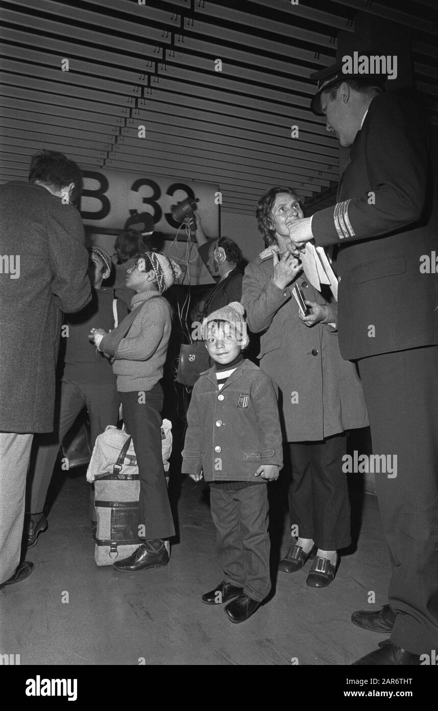 Olandese in aereo dal Pakistan in collegamento con la guerra, a Schiphol Data: 11 Dicembre 1971 Località: Noord-Holland, Schiphol Parole Chiave: Arrivi Foto Stock